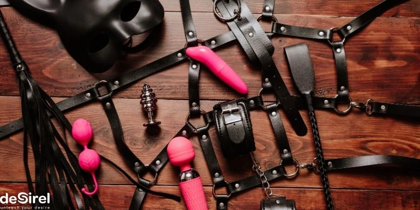 BDSM accessoires collectie met leren cuffs, touwen en blinddoeken bij Desirel Online Sex Shop